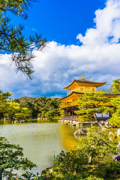 교토 일본의 황금 파빌리온이있는 아름다운 금각사