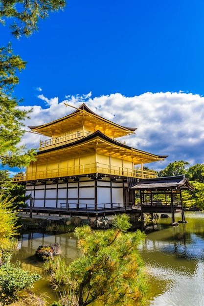 Foto gratuita bello tempio di kinkakuji con il pavillion dorato a kyoto giappone