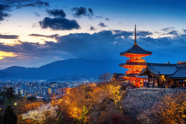 Красивый город и храм Киото в сумерках, Япония.