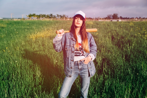 Foto gratuita bella signora in posa al sole