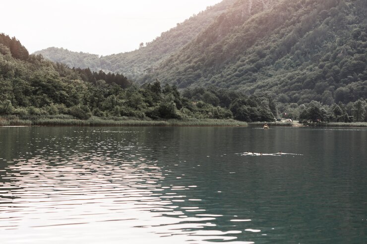 無料Photo 緑の山の近くの美しい湖
