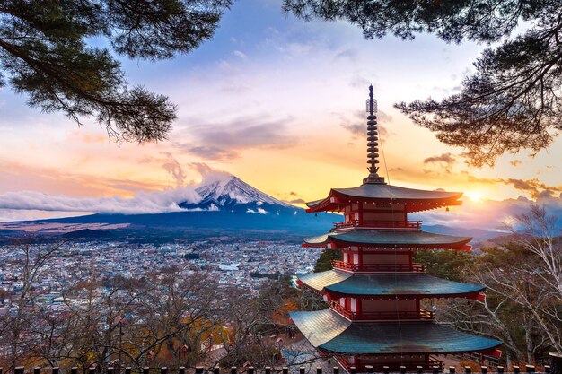 日本の日没時の富士山と浅間塔の美しいランドマーク。
