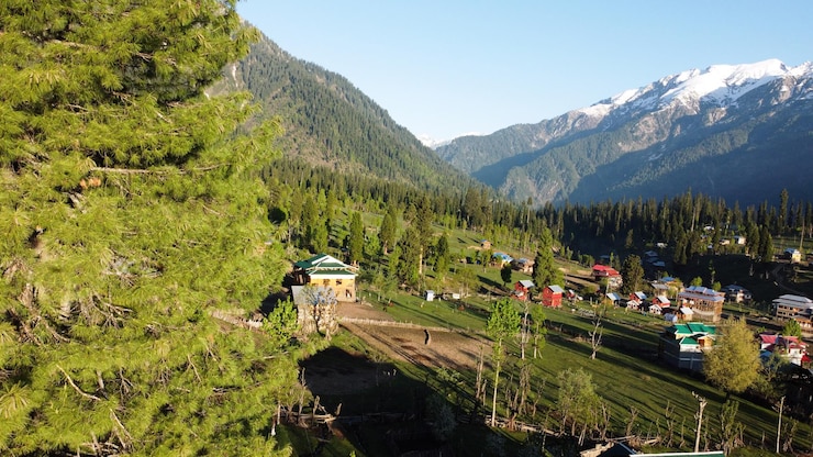 Free Photo beautiful landscape of arang kel in kashmir with green fields and local houses with hidden in clouds
