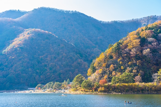 Бесплатное фото Красивый пейзаж вокруг озера кавагутико