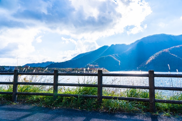 Foto gratuita bellissimo paesaggio intorno lago kawaguchiko