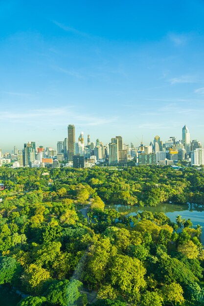 バンコクタイのルンピニー公園の周りの都市の建物と街並みの美しい風景