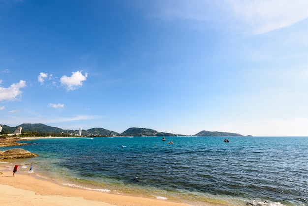아름다운 풍경 모자 칼림 해변(hat kalim beach)과 안다만 해(andaman sea)는 여름에 맑은 하늘 아래, 태국 푸켓 섬의 유명한 명소입니다.
