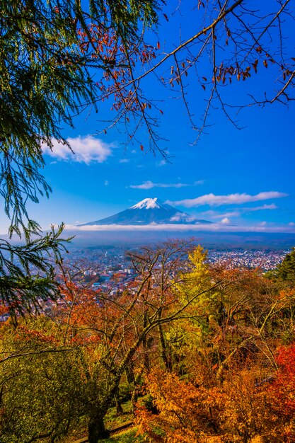 秋の紅葉のまわりの山麓の美しい景色