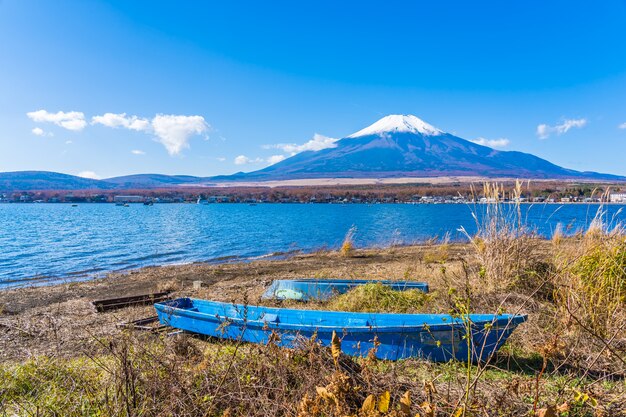 Красивый пейзаж горы Фудзи вокруг озера Яманакако