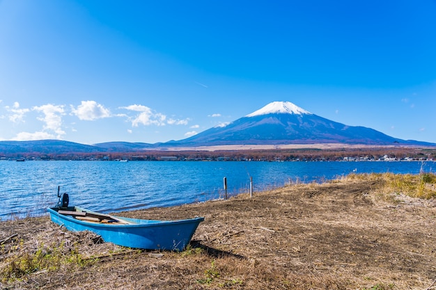 Красивый пейзаж горы Фудзи вокруг озера Яманакако