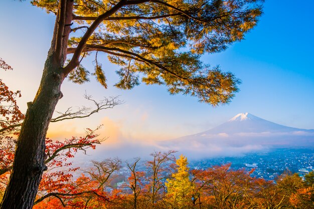 가을 시즌에 단풍 나무 주위에 추레 이토 탑이있는 후지산의 아름다운 풍경