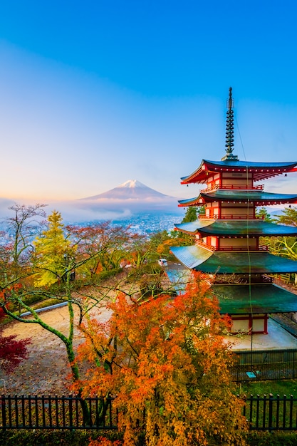 秋のカエデの葉の木の周りの忠霊塔と富士山の美しい風景