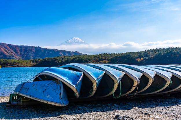 湖の周りのカエデの葉の木と山富士の美しい風景