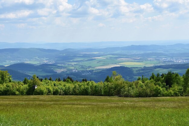 Красивый пейзаж в горах летом. Чехия - Белые Карпаты - Европа.