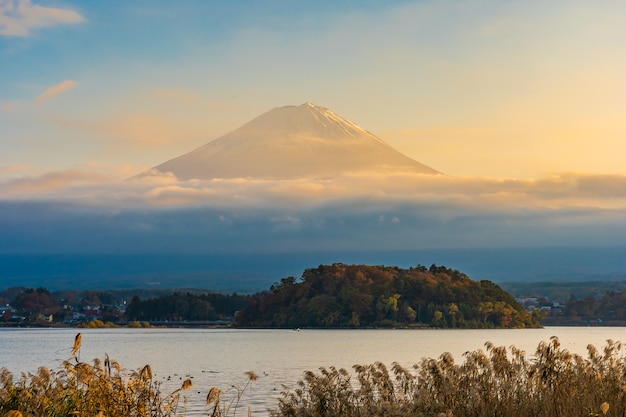 Бесплатное фото Красивый пейзаж горы фудзи
