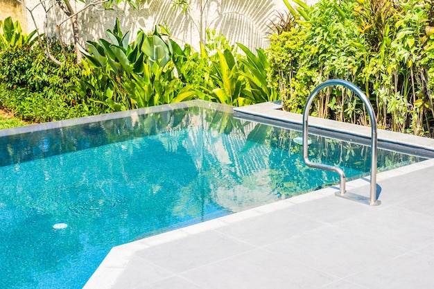 Bellissimo paesaggio piscina all'aperto in hotel e resort per il tempo libero