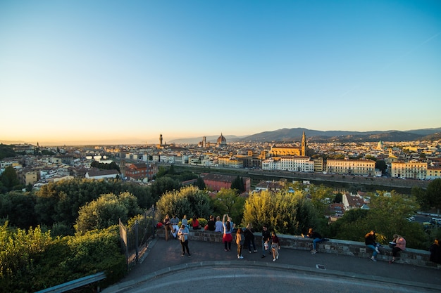 위의 아름다운 풍경, 미켈란젤로 광장 지점에서 피렌체의 역사적 전망에 파노라마. 아침 시간.