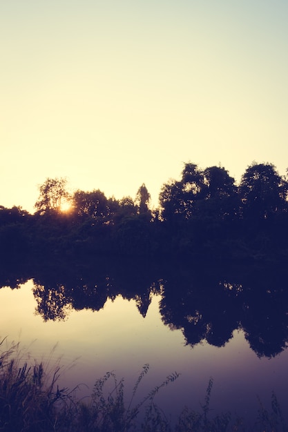 Foto gratuita bellissimo paesaggio di fiume e tramonto