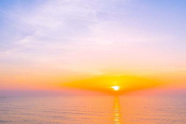 Foto gratuita bellissimo paesaggio di mare oceano per viaggi di piacere e vacanze