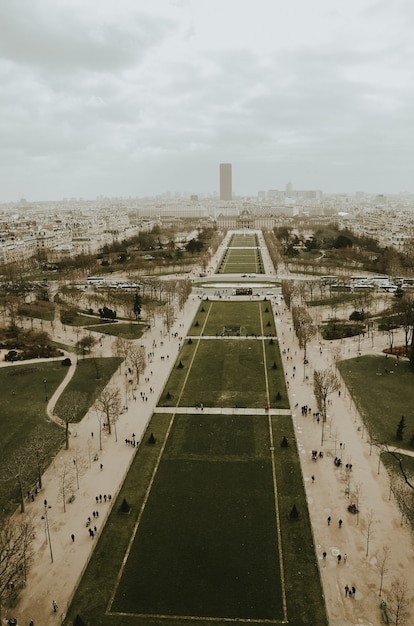 Foto gratuita bellissimo paesaggio dei giardini di parigi durante una giornata nuvolosa