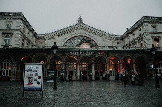 Красивый пейзаж выстрел из станции метро в Париже в пасмурный день.