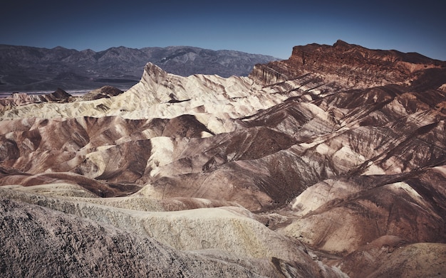 Бесплатное фото Красивый пейзаж выстрел из белых и коричневых склонов на скалистой горе в течение дня