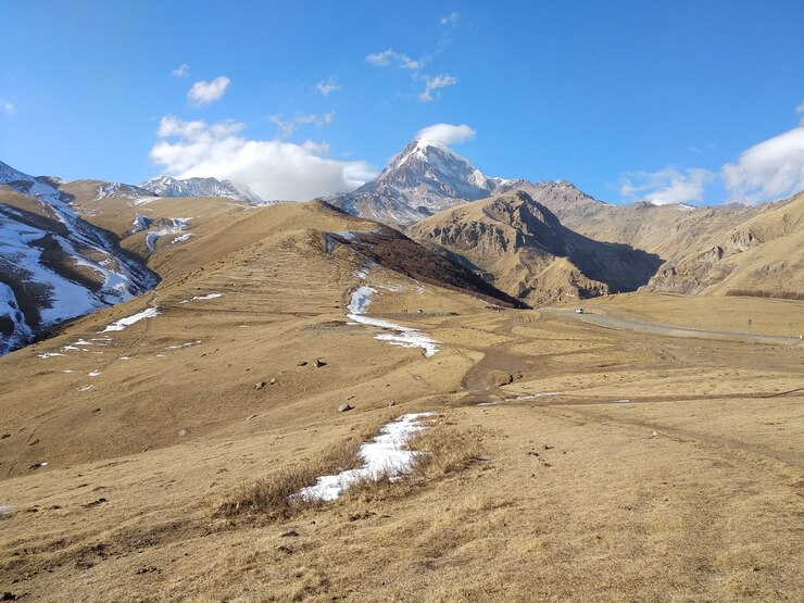 무료 Photo 조지아 stepantsminda kazbegi municipality의 kazbek 산을 둘러싼 아름다운 풍경