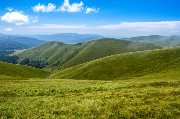 ウクライナのカルパティア山脈と曇り空の美しい風景。