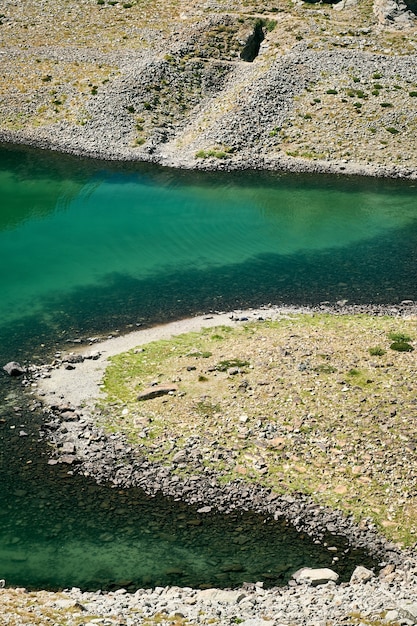 フランスのリビエラの谷にある小さな山の湖の美しい風景の景色