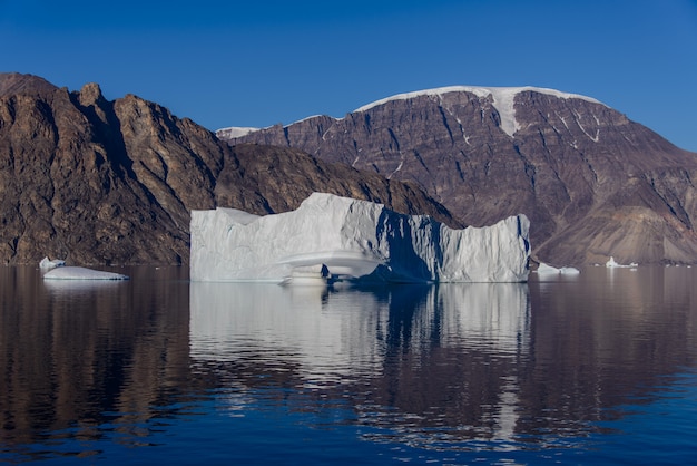 Красивый ландшафт с айсбергом в гренландии на временени.