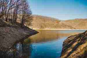 Free photo beautiful landscape with lake