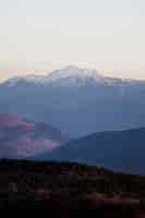 Foto gratuita bellissimo paesaggio con la montagna