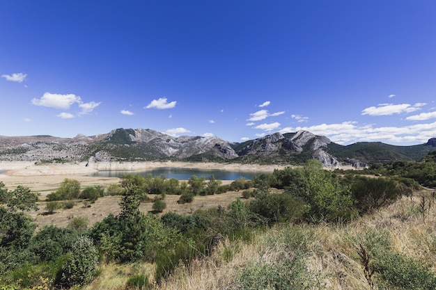 Free photo beautiful landscape with mountains during daytime