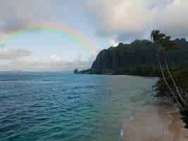 Foto gratuita bellissimo paesaggio con arcobaleno e mare