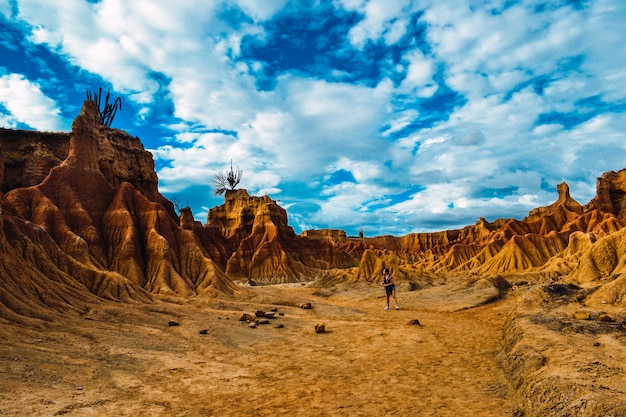 Бесплатное фото Красивый пейзаж с песчаными скалами в пустыне татакоа в колумбии