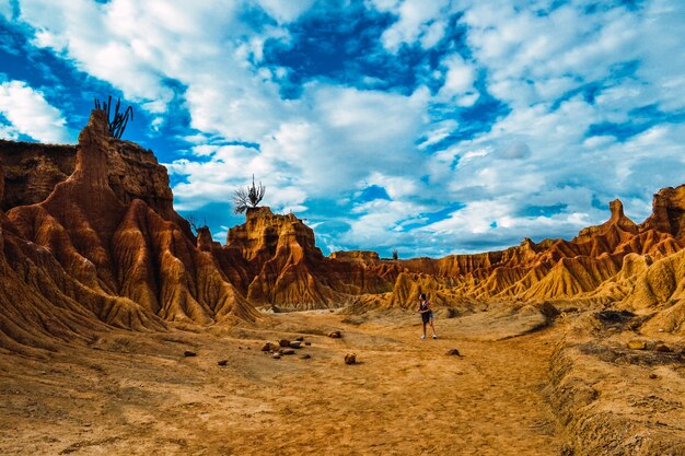 Красивый пейзаж с песчаными скалами в пустыне Татакоа в Колумбии