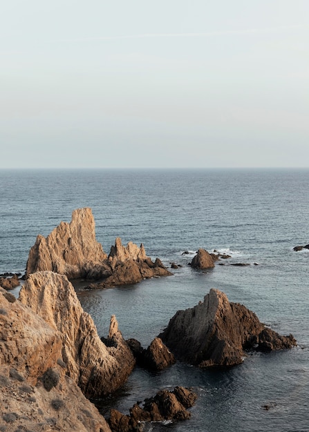 Бесплатное фото Красивый пейзаж с морем и скалами