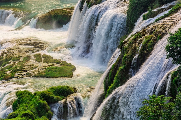 Бесплатное фото Красивый ландшафт с водопадом