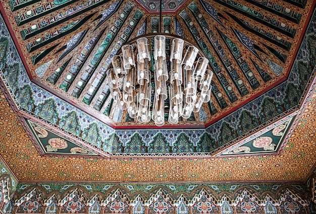 多くのディテールと装飾が施された伝統的なオリエンタルスタイルの天井にある美しい大きなシャンデリア。