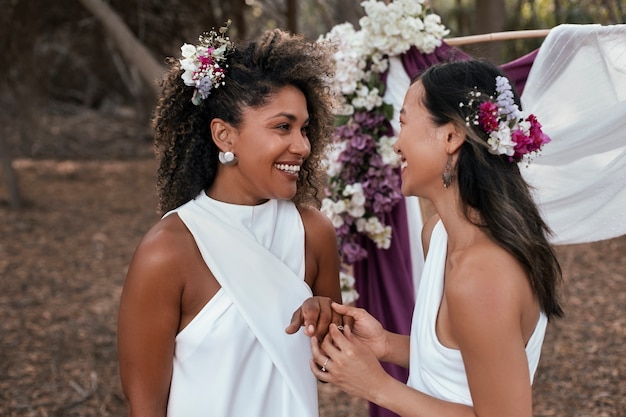 Foto gratuita una bella coppia lesbica che celebra il giorno del loro matrimonio all'aperto
