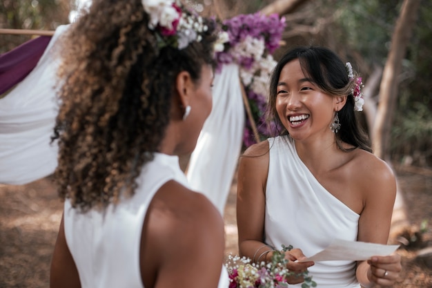 Free photo beautiful lesbian couple celebrating their wedding day outdoors