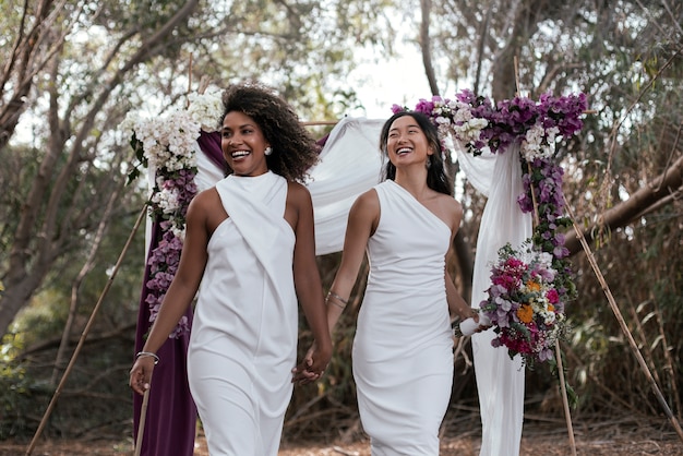 Foto gratuita una bella coppia lesbica che celebra il giorno del loro matrimonio all'aperto