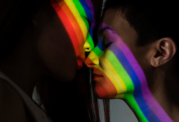 LGBTのシンボルと美しいレズビアンのカップル