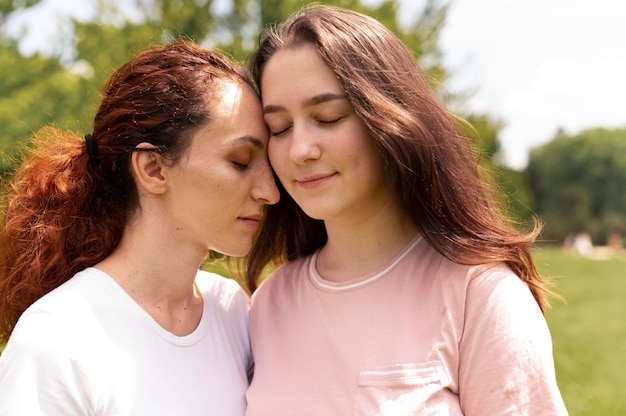 공원에서 함께 시간을 보내는 아름 다운 lgbt 커플