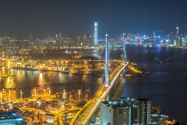 홍콩의 다리가 있는 아름다운 조명과 건물