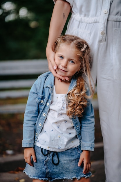 Bella bambina nel parco con sua madre per una passeggiata