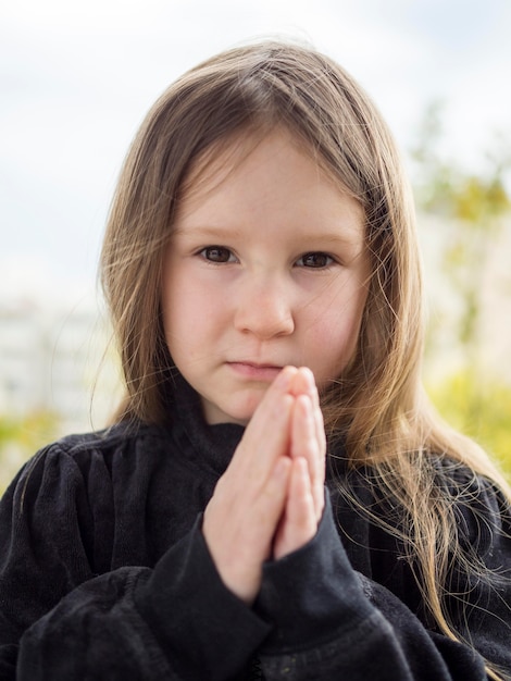 Free photo beautiful little girl praying