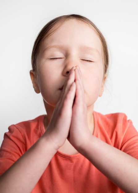 Free photo beautiful little girl praying