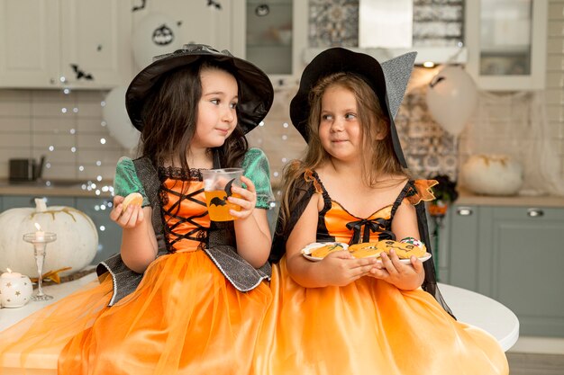 Красивые маленькие девочки в костюме ведьмы