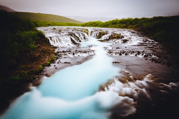 아이슬란드의 아름다운 작은 폭포